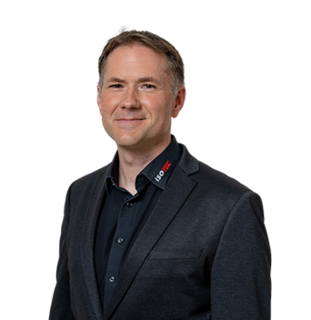 ISOTEC Mitarbeiter im dunklen Sakko, Porträt vor hellem Hintergrund