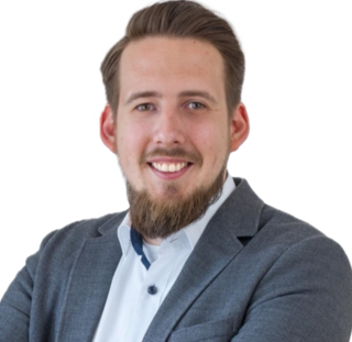 Porträt eines lächelnden Mannes in Businesskleidung vor weißem Hintergrund