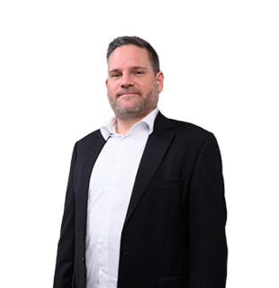 Person im schwarzen Anzug vor weißem Hintergrund